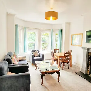 Flat-b, 4 Adults, 20 Mins To Beach, Netflix, Wifi, Sleeps 4 Adults , Bournemouth United Kingdom