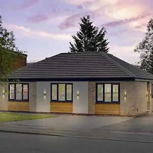 Brand New 4 Bed Deluxe Modern - Sleeps 9 - Private Parking & Garden Villa