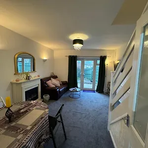 Comfortable Away From Home, Spacious 2 Bedroom Town House,self Catering, Free Parking, Walking Distance To Town Centre , Cheltenham United Kingdom